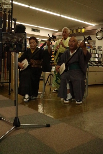 �O���O���E�ɍ��s